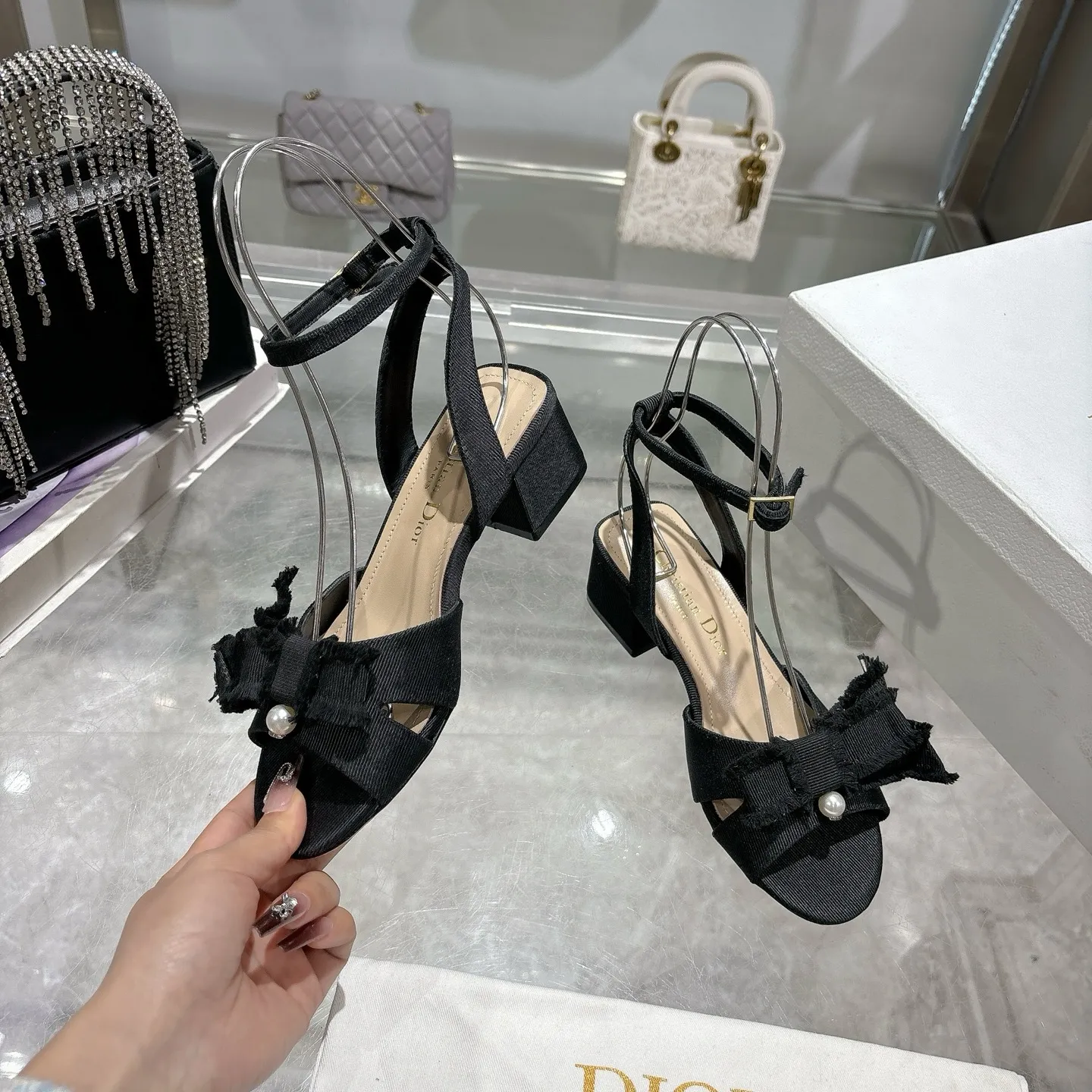 👟👟Ex-factory price 520👟👟 🎆Fringed webbing women's shoes Dior Dior 2024 spring and summer catwalk new Adiorble women's shoes CD star's same fashion tassel bow square head pearl letter logo hardware buckle high-heeled hollow sandals The top high-end version on the market Upper: original customized tassel grosgrain Lining: sheepskin lining foot pad Outsole: Italian leather outsole Heel height: 8.5cm Size: 34-41 (34.40.41. Customization is non-refundable)